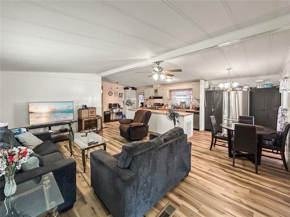 For Sale: $155,000 (2 beds, 2 baths, 1056 Square Feet)