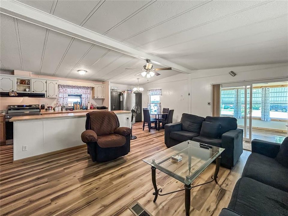 For Sale: $155,000 (2 beds, 2 baths, 1056 Square Feet)