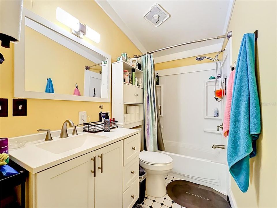 For Sale: $159,900 (3 beds, 2 baths, 1563 Square Feet)