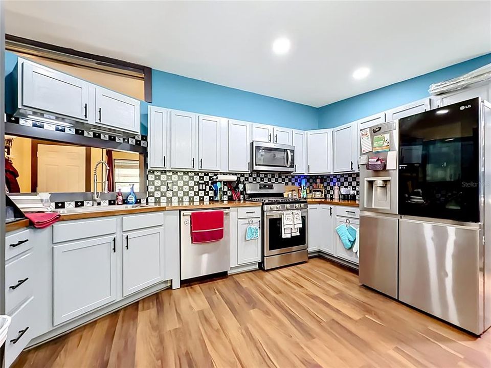 For Sale: $159,900 (3 beds, 2 baths, 1563 Square Feet)
