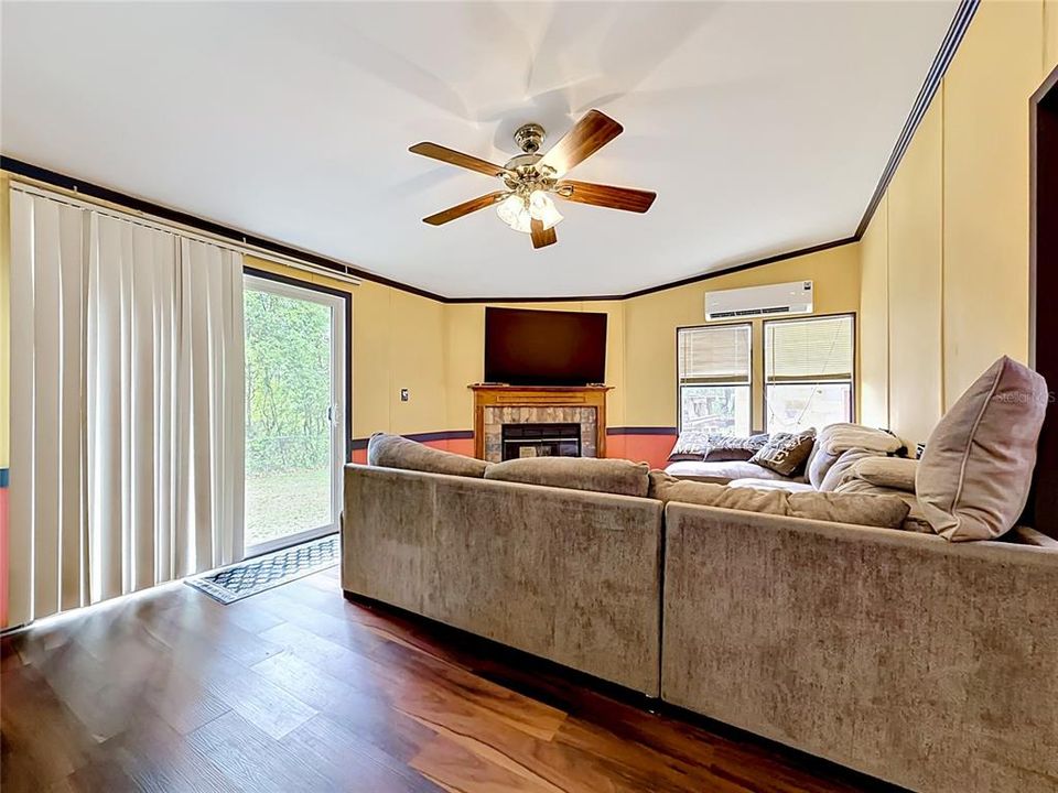 For Sale: $159,900 (3 beds, 2 baths, 1563 Square Feet)