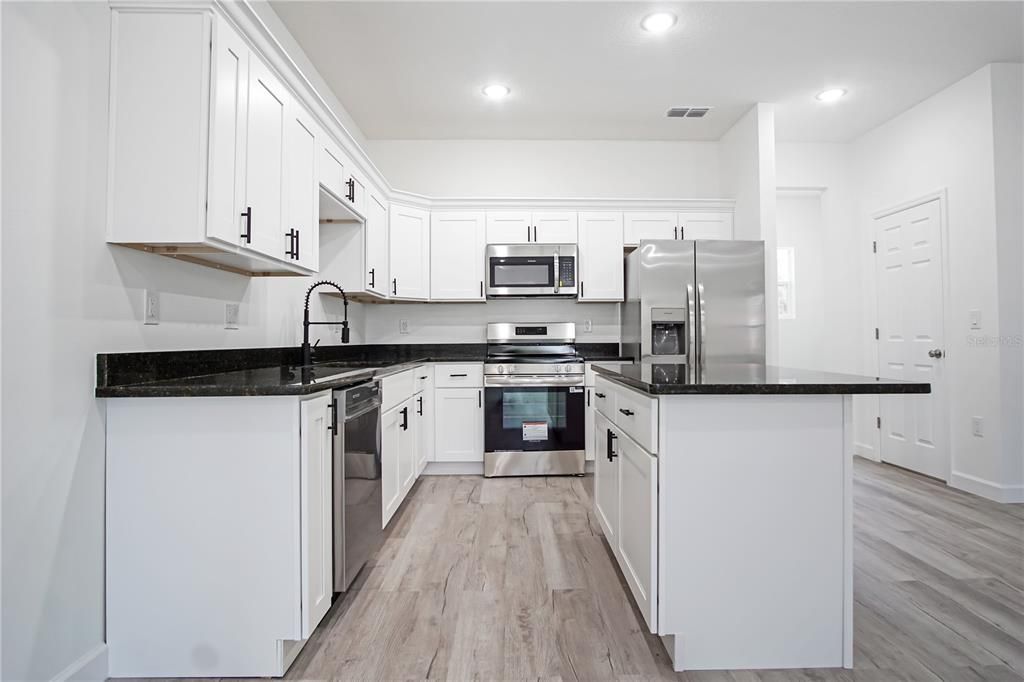 В аренду: $1,999 (4 спален, 2 ванн, 1706 Квадратных фут)