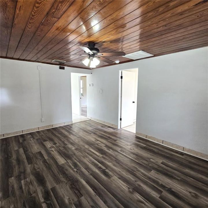 For Sale: $179,000 (2 beds, 1 baths, 672 Square Feet)