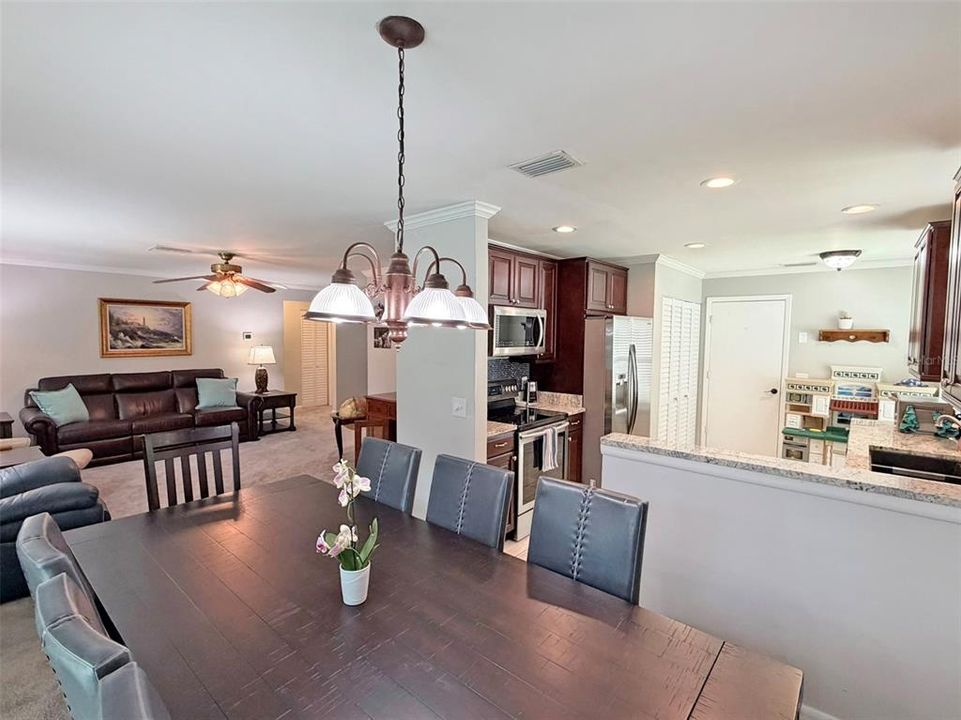For Sale: $325,000 (3 beds, 2 baths, 1244 Square Feet)