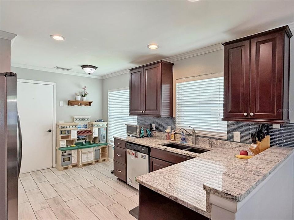 For Sale: $325,000 (3 beds, 2 baths, 1244 Square Feet)