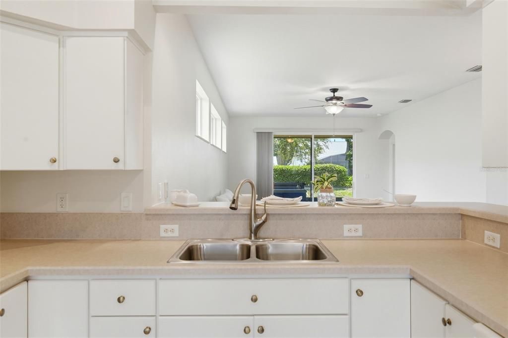 For Sale: $310,000 (3 beds, 2 baths, 1601 Square Feet)