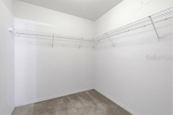 Activo con contrato: $230,000 (4 camas, 2 baños, 1665 Pies cuadrados)