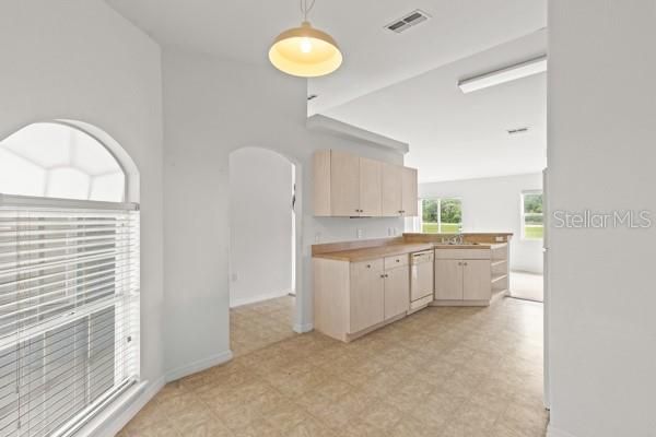 Activo con contrato: $230,000 (4 camas, 2 baños, 1665 Pies cuadrados)