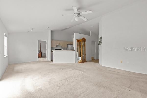 Activo con contrato: $230,000 (4 camas, 2 baños, 1665 Pies cuadrados)