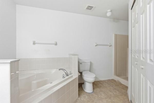 Activo con contrato: $230,000 (4 camas, 2 baños, 1665 Pies cuadrados)