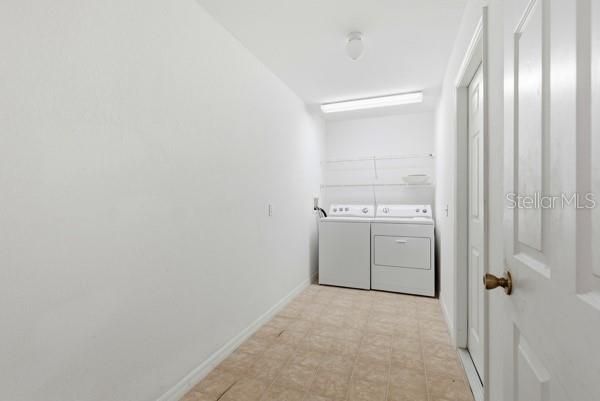 Activo con contrato: $230,000 (4 camas, 2 baños, 1665 Pies cuadrados)