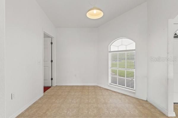 Activo con contrato: $230,000 (4 camas, 2 baños, 1665 Pies cuadrados)
