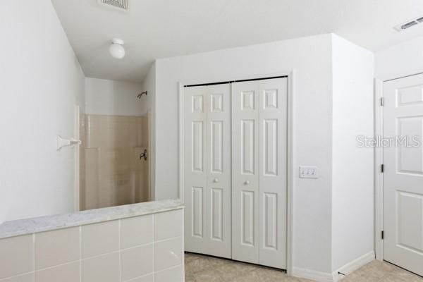 Activo con contrato: $230,000 (4 camas, 2 baños, 1665 Pies cuadrados)