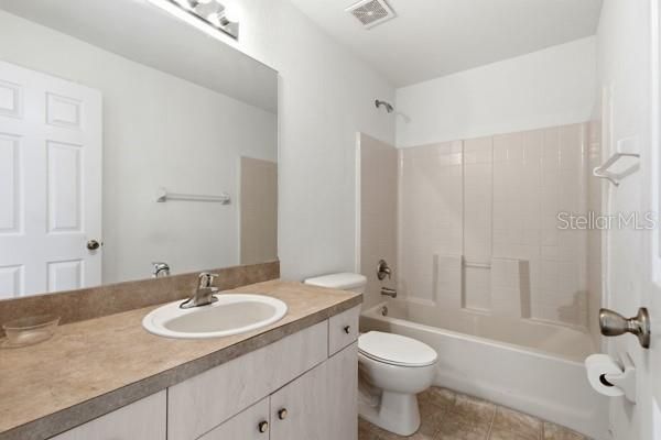 Activo con contrato: $230,000 (4 camas, 2 baños, 1665 Pies cuadrados)