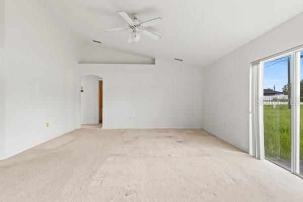 Activo con contrato: $230,000 (4 camas, 2 baños, 1665 Pies cuadrados)
