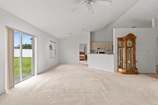 Activo con contrato: $230,000 (4 camas, 2 baños, 1665 Pies cuadrados)
