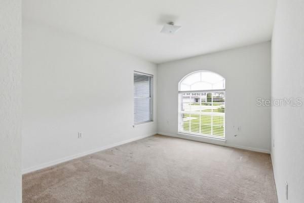 Activo con contrato: $230,000 (4 camas, 2 baños, 1665 Pies cuadrados)