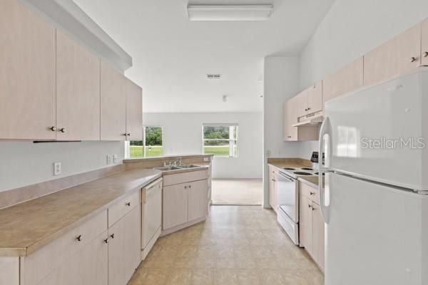 Activo con contrato: $230,000 (4 camas, 2 baños, 1665 Pies cuadrados)