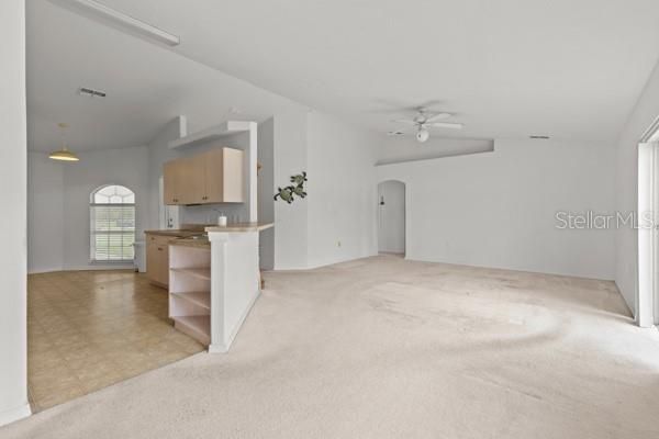 Activo con contrato: $230,000 (4 camas, 2 baños, 1665 Pies cuadrados)