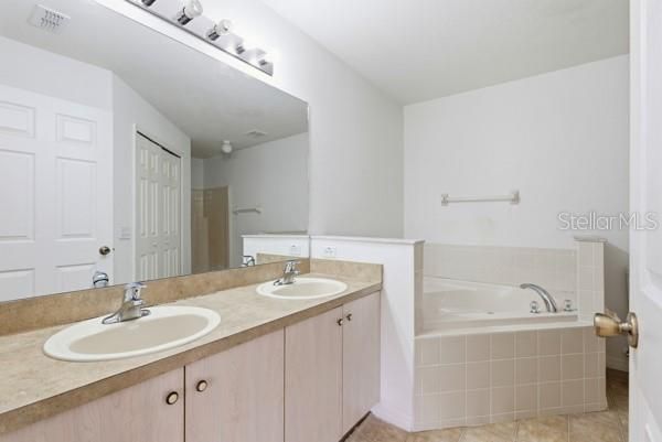 Activo con contrato: $230,000 (4 camas, 2 baños, 1665 Pies cuadrados)
