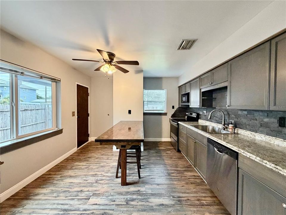For Rent: $2,100 (2 beds, 1 baths, 930 Square Feet)