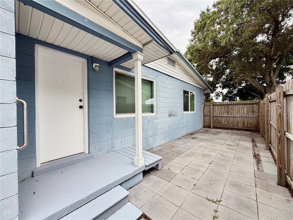 For Rent: $2,100 (2 beds, 1 baths, 930 Square Feet)
