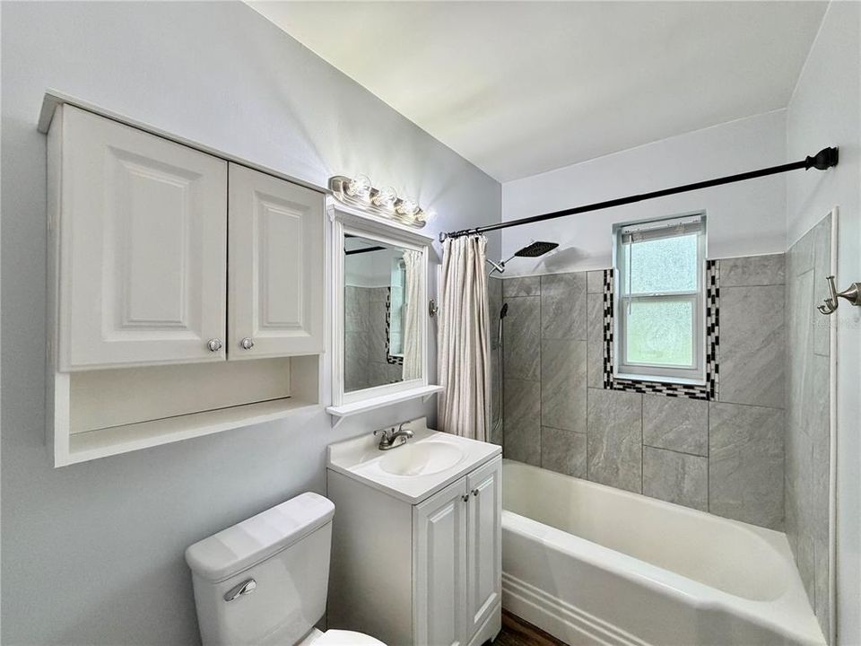 For Rent: $2,100 (2 beds, 1 baths, 930 Square Feet)
