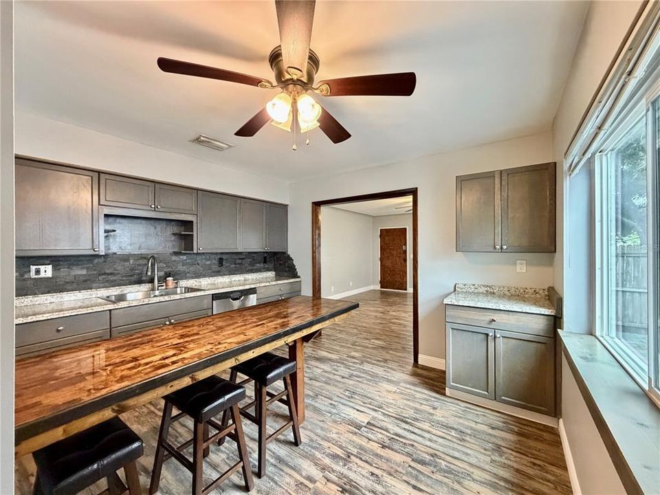 For Rent: $2,100 (2 beds, 1 baths, 930 Square Feet)