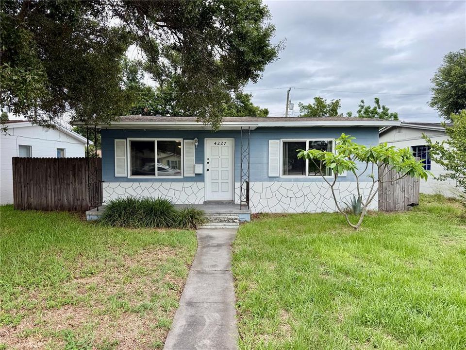 For Rent: $2,100 (2 beds, 1 baths, 930 Square Feet)