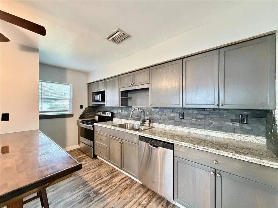 For Rent: $2,100 (2 beds, 1 baths, 930 Square Feet)
