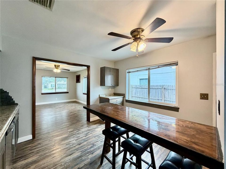 For Rent: $2,100 (2 beds, 1 baths, 930 Square Feet)