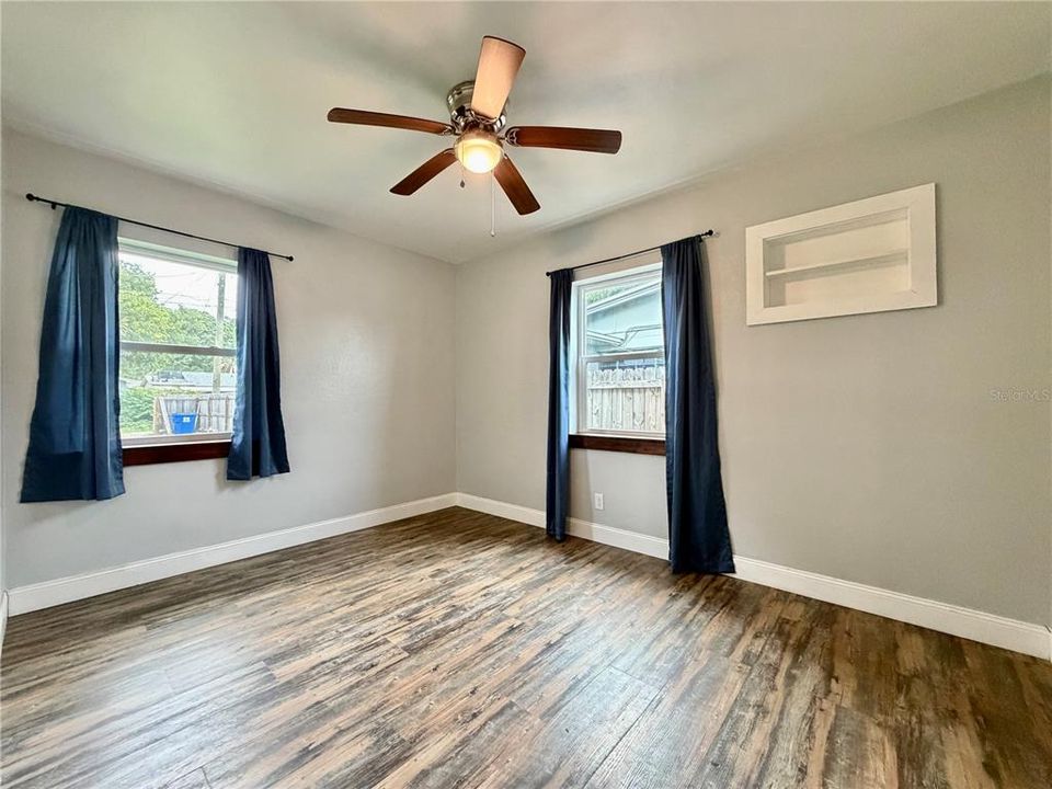 For Rent: $2,100 (2 beds, 1 baths, 930 Square Feet)