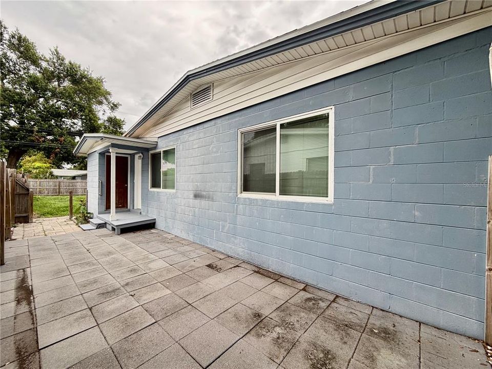 For Rent: $2,100 (2 beds, 1 baths, 930 Square Feet)
