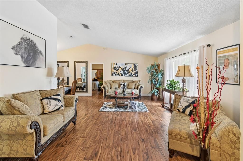 En Venta: $495,990 (4 camas, 3 baños, 2014 Pies cuadrados)