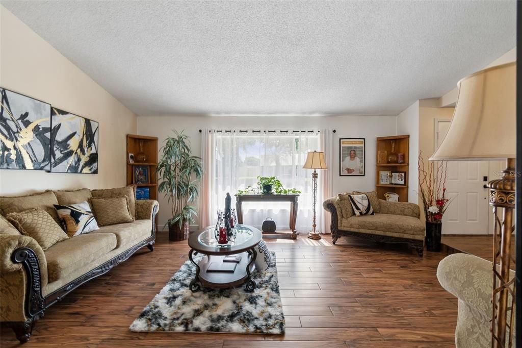 En Venta: $495,990 (4 camas, 3 baños, 2014 Pies cuadrados)