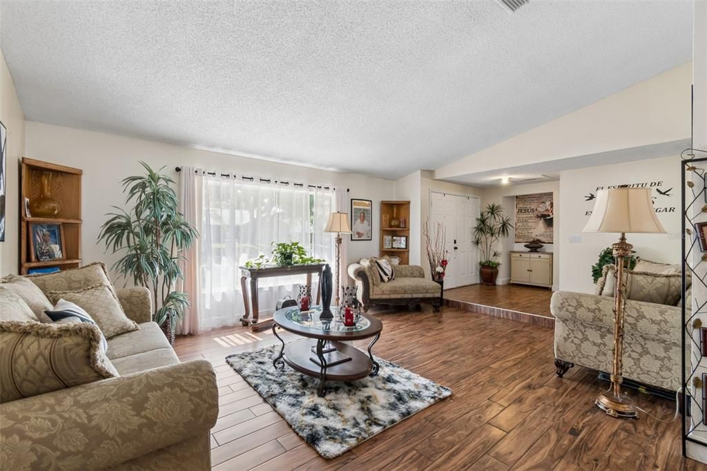 En Venta: $495,990 (4 camas, 3 baños, 2014 Pies cuadrados)