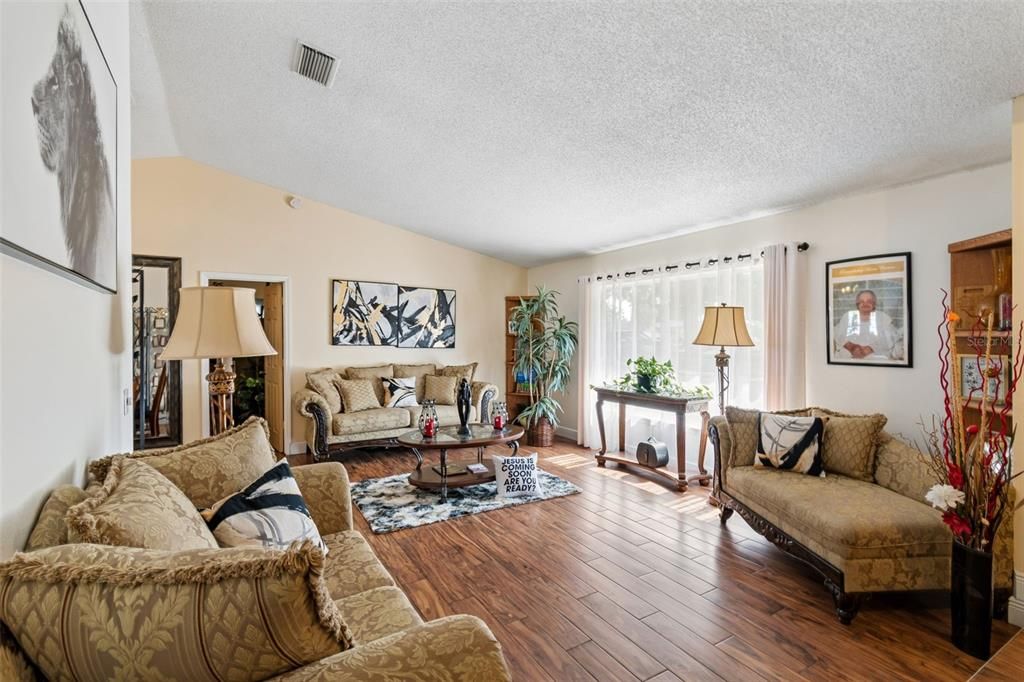 En Venta: $495,990 (4 camas, 3 baños, 2014 Pies cuadrados)