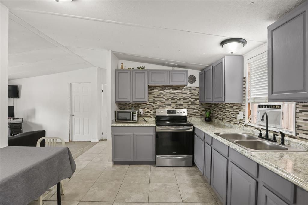 For Sale: $199,000 (2 beds, 2 baths, 920 Square Feet)