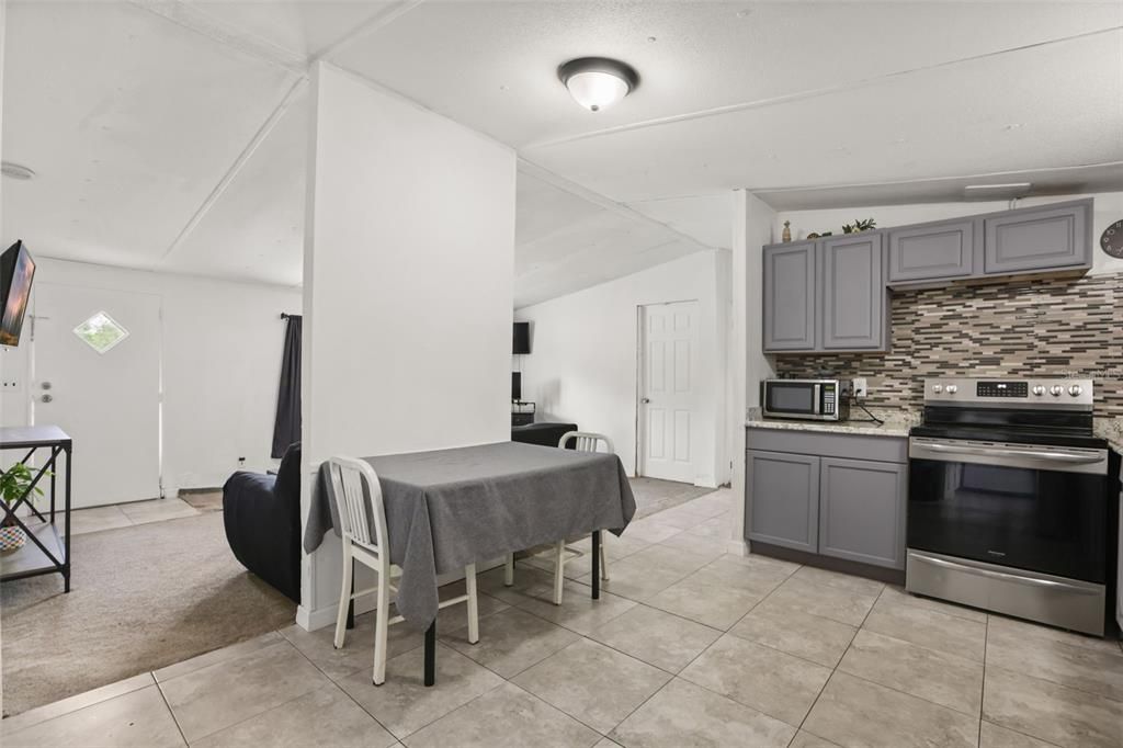 For Sale: $199,000 (2 beds, 2 baths, 920 Square Feet)