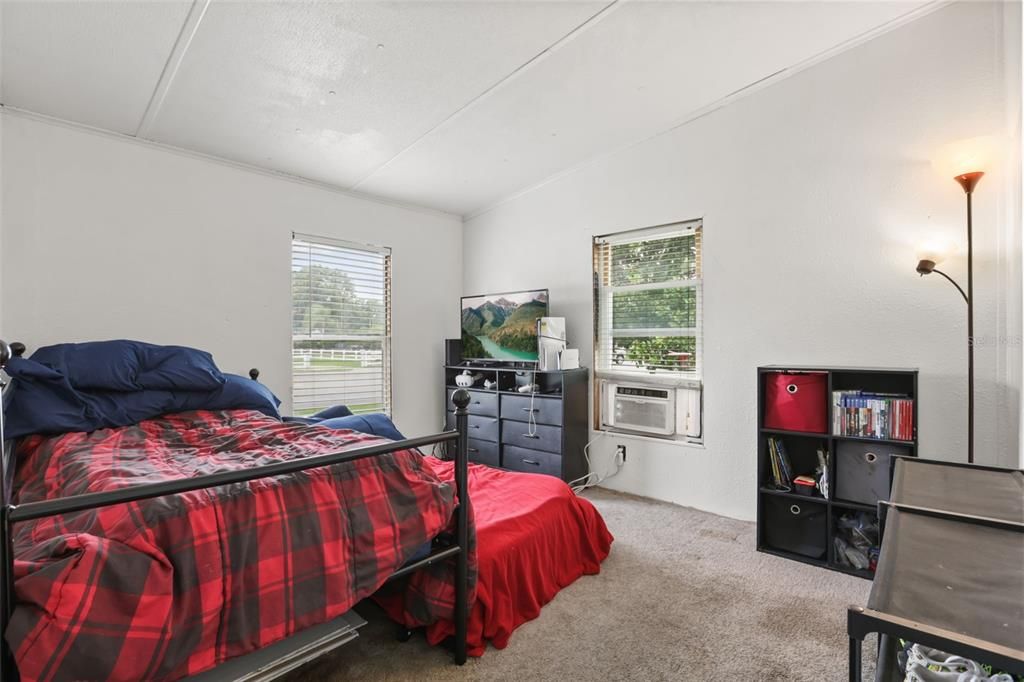 For Sale: $199,000 (2 beds, 2 baths, 920 Square Feet)