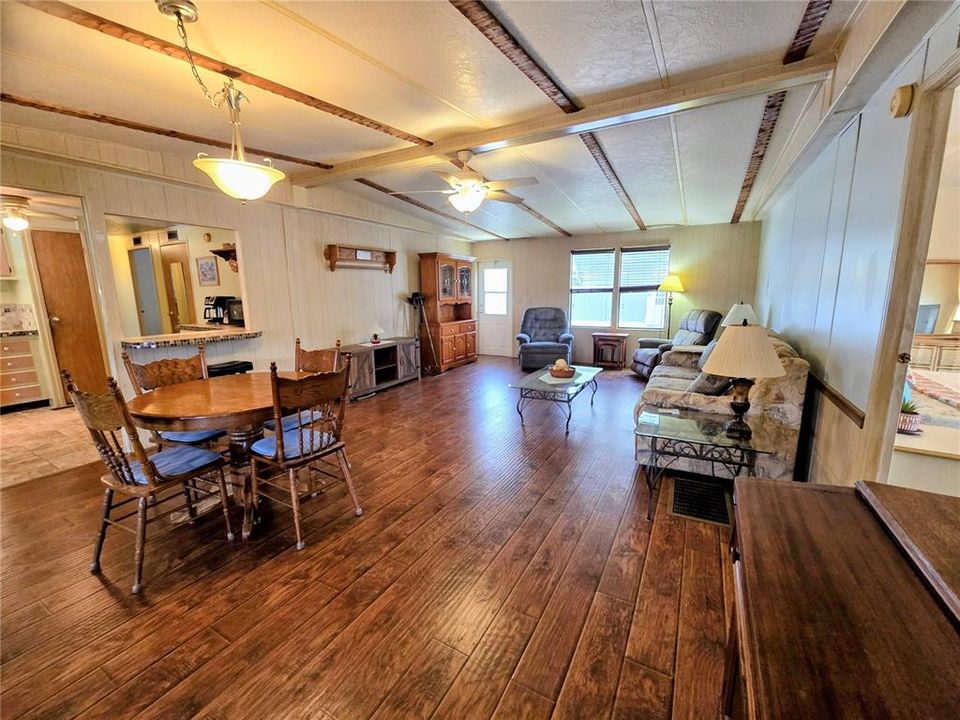 For Sale: $127,500 (2 beds, 2 baths, 1104 Square Feet)
