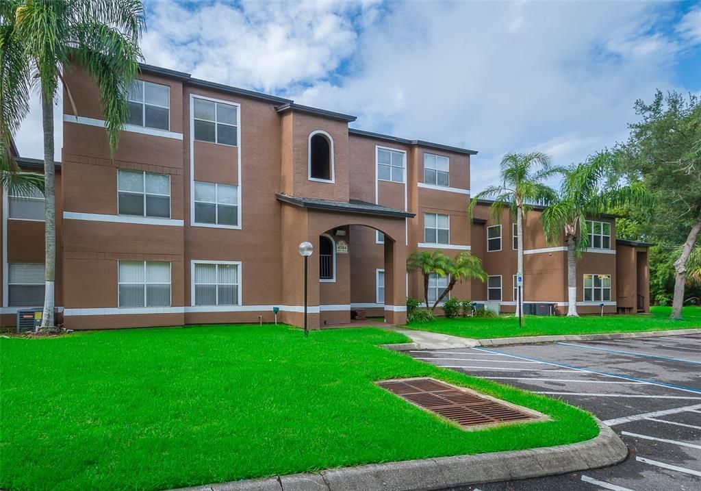 For Rent: $1,450 (2 beds, 1 baths, 934 Square Feet)