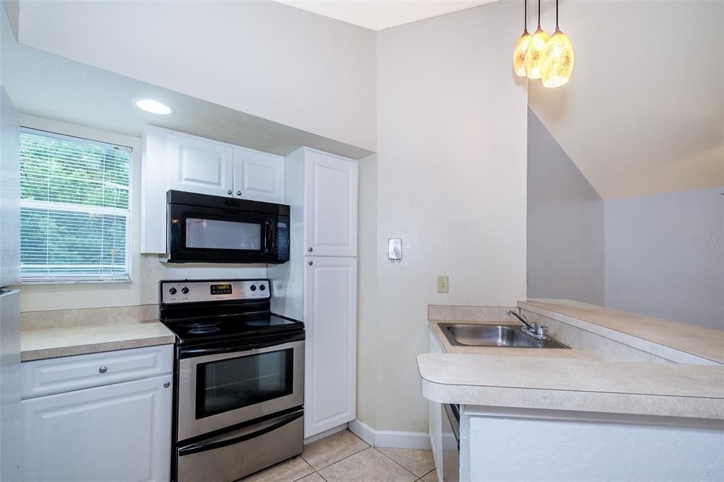 For Rent: $1,450 (2 beds, 1 baths, 934 Square Feet)