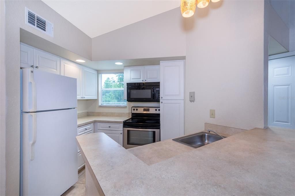For Rent: $1,450 (2 beds, 1 baths, 934 Square Feet)