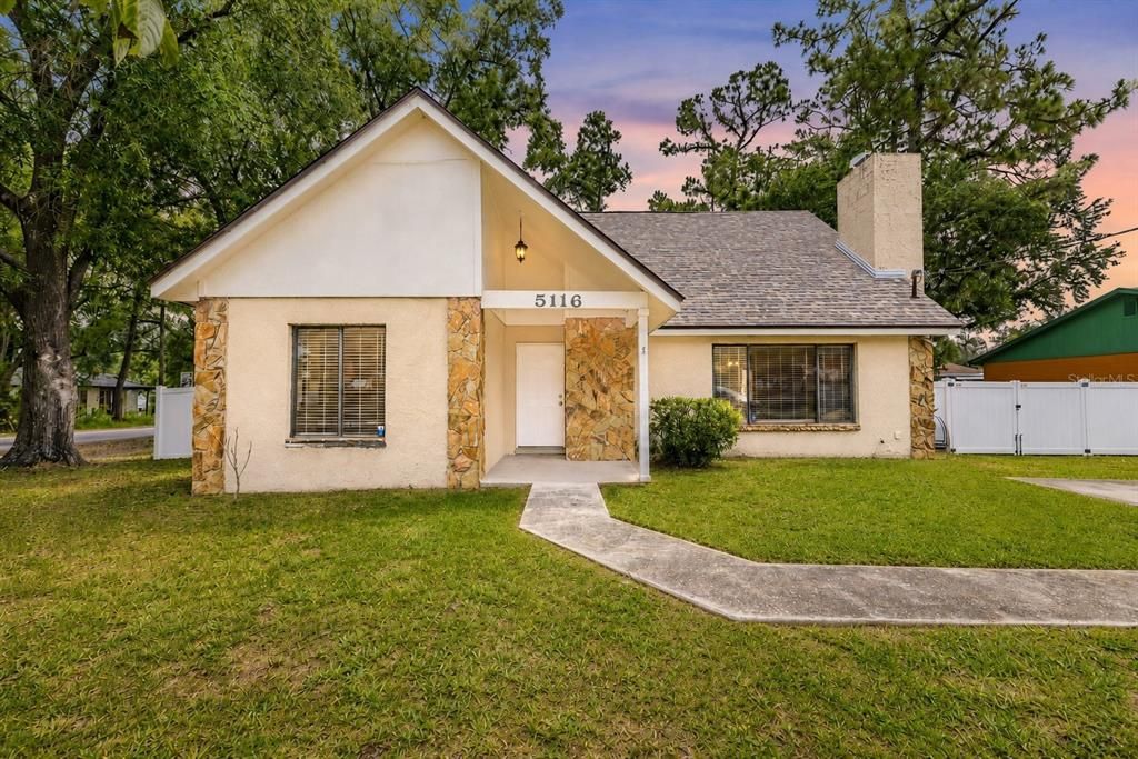 Vendido Recientemente: $389,999 (4 camas, 3 baños, 2025 Pies cuadrados)