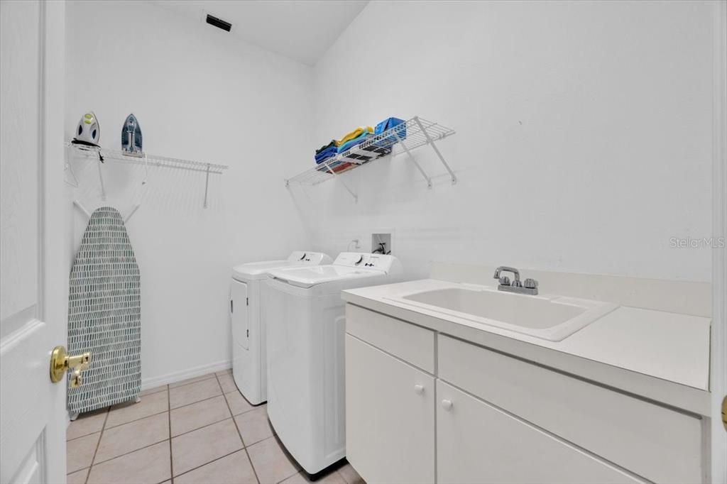 For Sale: $600,000 (4 beds, 3 baths, 2664 Square Feet)