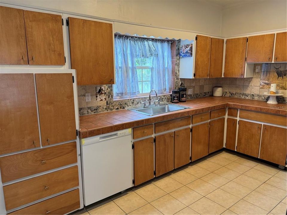 For Sale: $349,900 (4 beds, 2 baths, 1428 Square Feet)