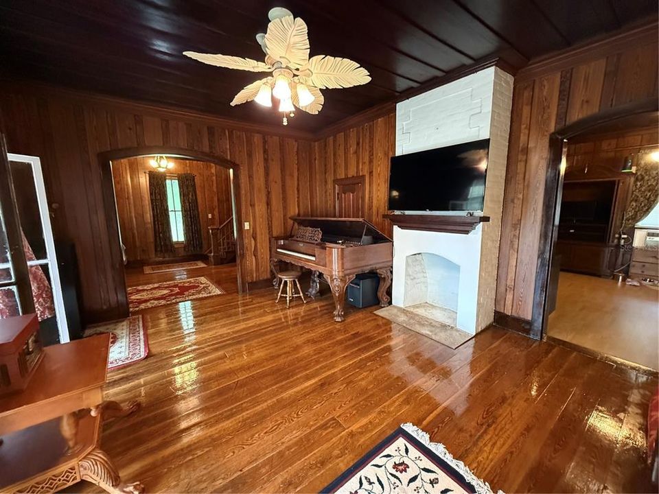 For Sale: $349,900 (4 beds, 2 baths, 1428 Square Feet)
