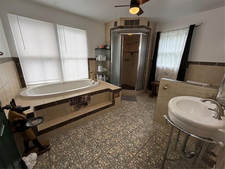 For Sale: $349,900 (4 beds, 2 baths, 1428 Square Feet)