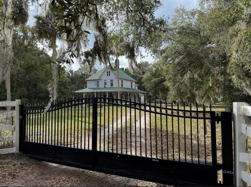 For Sale: $349,900 (4 beds, 2 baths, 1428 Square Feet)